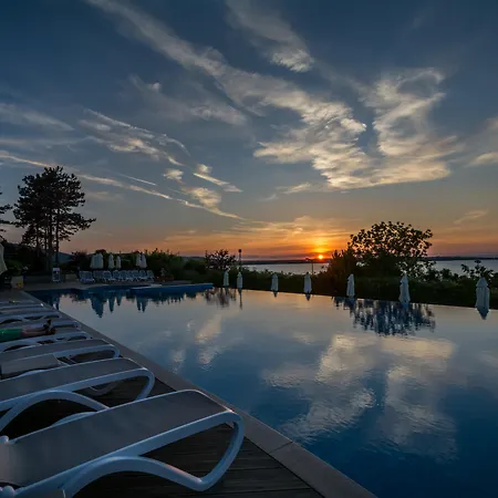 Θέρετρο Santa Marina Village 4*