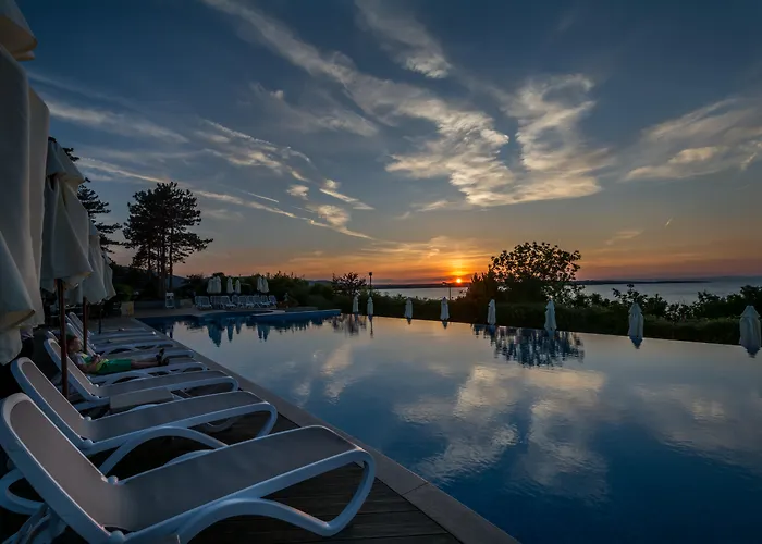 אתר נופש Santa Marina Village 4*